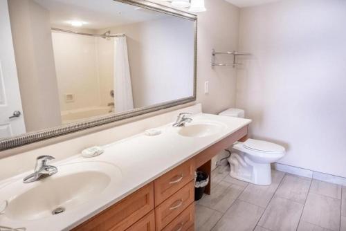 y baño con lavabo, aseo y espejo. en Bahama Sands 1204, en Myrtle Beach
