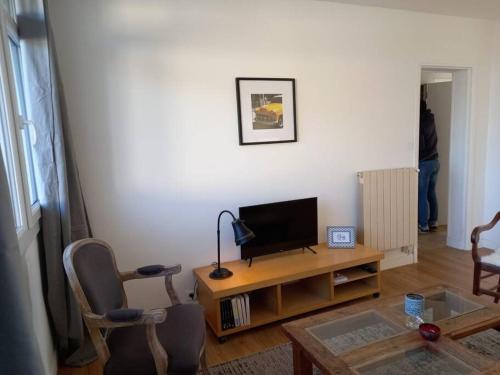 a living room with a television on a table at Appartement plein centre de Valence d'Agen in Valence-dʼAgen