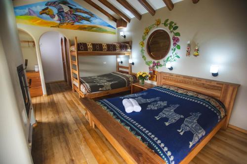 ein Schlafzimmer mit Etagenbetten in einem Haus in der Unterkunft Llullu Llama Mountain Lodge in Hacienda Provincia