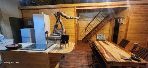 Cette chambre est dotée d'un mur en bois avec un escalier et un banc. dans l'établissement Hippo Lagoon Cabin, à Ntabis