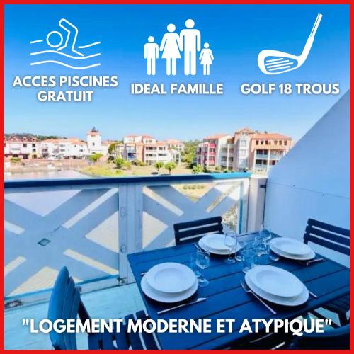 une table bleue avec des plaques sur le balcon dans l'établissement 