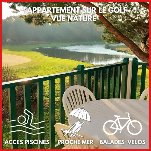 une publicité pour un parcours de golf avec une table et des chaises dans l'établissement 