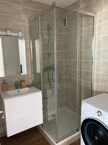 een douche met een glazen deur in de badkamer bij Résidence Casino - 2 Pièces pour 4 Personnes 474 in Pléneuf-Val-André