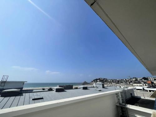 uitzicht op het strand vanaf het dak van een gebouw bij Résidence Casino - 2 Pièces pour 4 Personnes 474 in Pléneuf-Val-André