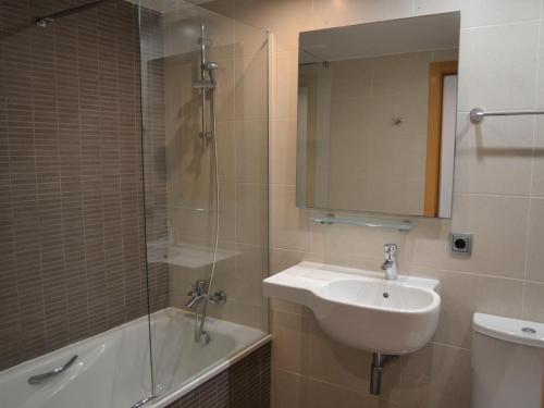 ein Badezimmer mit Waschbecken, Dusche und Spiegel in der Unterkunft Apartamento céntrico con piscina, parking y a 200m de la playa en L'Estartit - ES-323-41 in L'Estartit