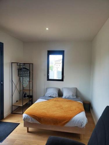 une chambre avec un lit et une fenêtre dans l'établissement MarcouBox, à Marcoussis