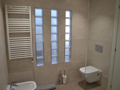 baño con aseo y lavabo y ventana en Casa L'Estartit, 3 dormitorios, 6 personas - ES-323-46, en L'Estartit