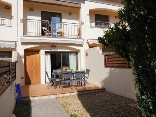 Maison moderne avec piscine commune, proche plage, 2 terrasses, jardin, animaux acceptés