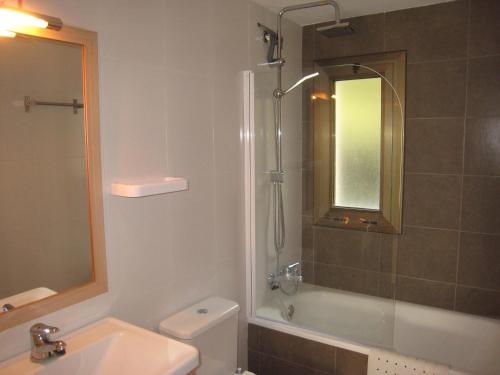 La salle de bains est pourvue d'une douche, de toilettes et d'un lavabo. dans l'établissement Casa L'Estartit, 2 dormitorios, 4 personas - ES-323-51, à L'Estartit