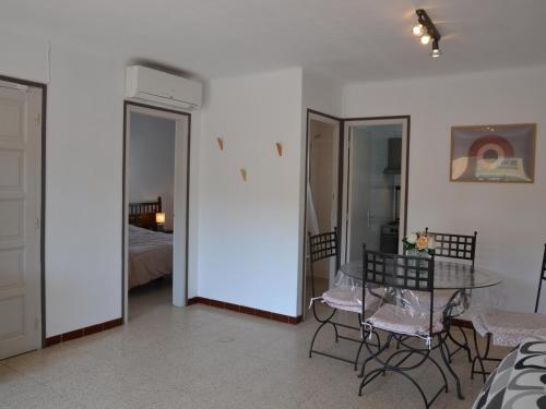 Appartement à 200m de la plage avec terrasse, parking et animaux acceptés.