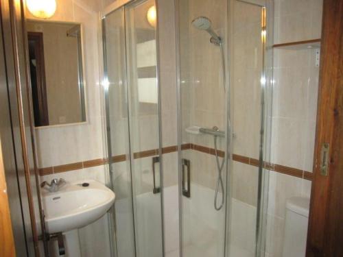 La salle de bains est pourvue d'une douche et d'un lavabo. dans l'établissement Casa L'Estartit, 3 dormitorios, 6 personas - ES-323-54, à L'Estartit