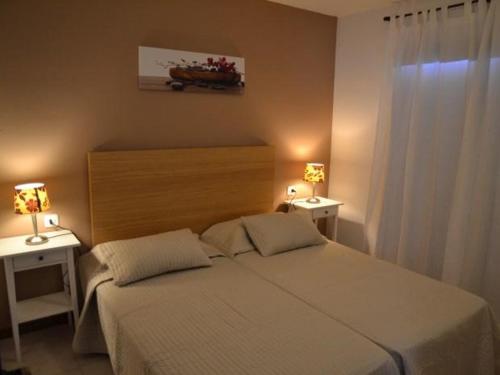 - une chambre avec un grand lit et 2 tables de chevet dans l'établissement Casa L'Estartit, 3 dormitorios, 6 personas - ES-323-54, à L'Estartit
