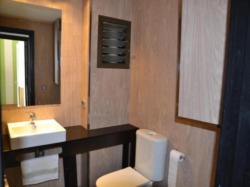 La salle de bains est pourvue d'un lavabo, de toilettes et d'un miroir. dans l'établissement Apartamento L'Estartit, 1 dormitorio, 4 personas - ES-323-60, à L'Estartit