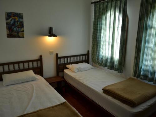 2 Betten in einem Zimmer mit 2 Fenstern in der Unterkunft Casa L'Estartit, 3 dormitorios, 6 personas - ES-323-74 in L'Estartit