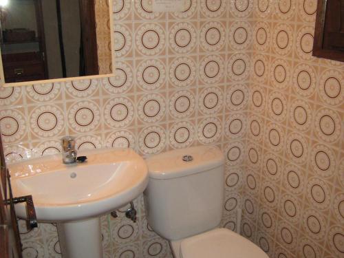 ein Badezimmer mit einem Waschbecken, einem WC und einem Spiegel in der Unterkunft Casa L'Estartit, 3 dormitorios, 6 personas - ES-323-74 in L'Estartit