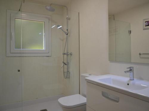 ein Badezimmer mit Dusche, Toilette und Waschbecken in der Unterkunft Villa Heemstede - L'Estartit, Torre Vella - ES-323-69 in L'Estartit