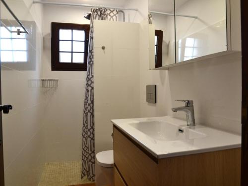 ein Badezimmer mit Waschbecken und Dusche in der Unterkunft Mas Nuria - L'Estartit, Torre Vella - ES-323-33 in L'Estartit