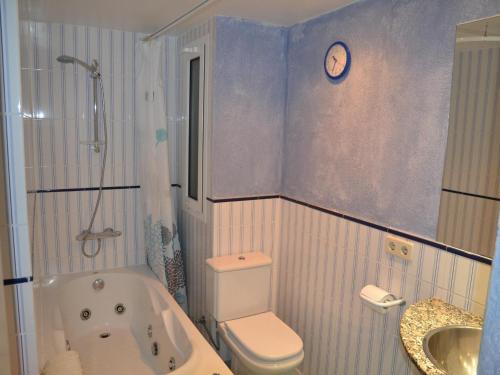 ein Badezimmer mit einer Badewanne, einem WC und einem Waschbecken in der Unterkunft Apartamento L'Estartit, 2 dormitorios, 4 personas - ES-323-36 in L'Estartit