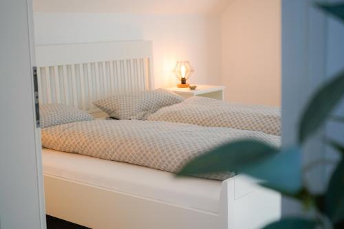 Duas camas sentadas uma ao lado da outra num quarto em Ferienwohnung in Memmingen em Memmingen