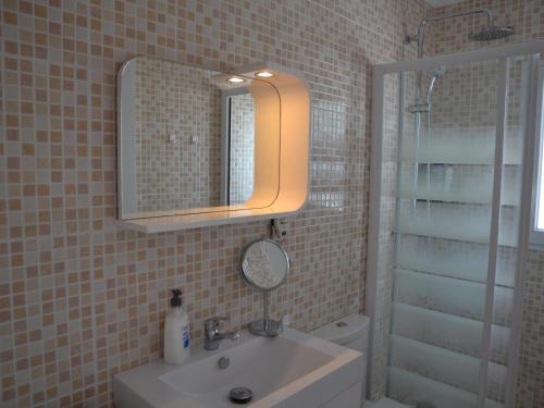La salle de bains est pourvue d'un lavabo et d'un miroir. dans l'établissement Apartamento L'Estartit, 2 dormitorios, 4 personas - ES-323-50, à L'Estartit