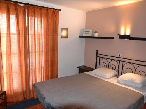 een slaapkamer met een bed met 2 kussens erop bij Casa L'Estartit, 2 dormitorios, 5 personas - ES-323-57 in L'Estartit