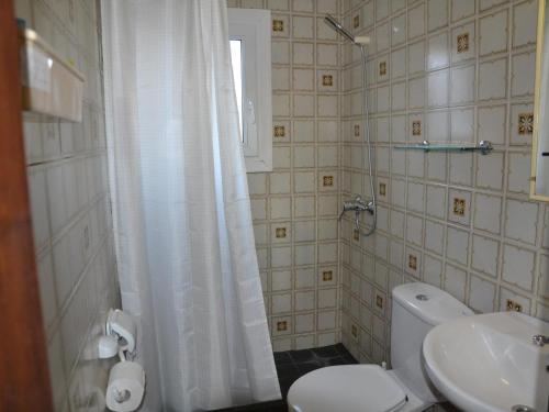 een badkamer met een toilet en een wastafel bij Casa L'Estartit, 2 dormitorios, 5 personas - ES-323-57 in L'Estartit