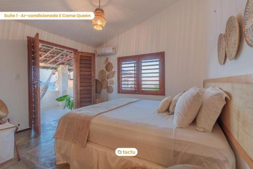 um quarto com uma cama grande num quarto em Casa Desert Point com piscina vista mar por Tactu em Taíba