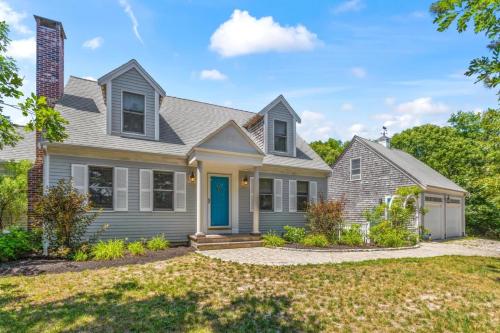 una casa con una puerta azul en Outdoor entertaining re-imagined Enjoy a new luxury back yard, en Eastham