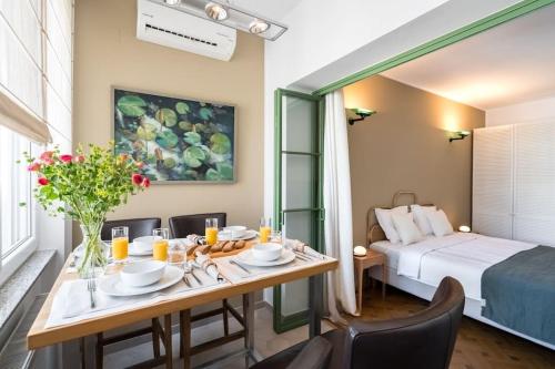 En eller flere senge i et værelse på Marvelous Park View - Big Terrace - 2BDR