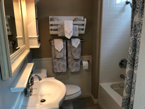 un bagno con lavandino, WC e doccia di Newport Beach House a Newport Beach