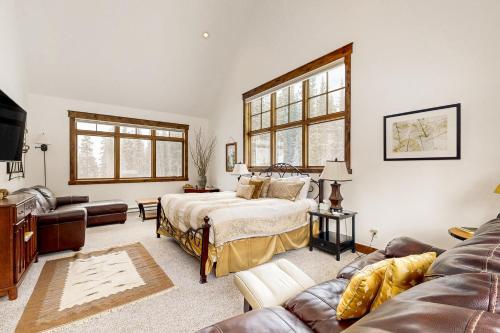 um quarto com uma cama e um sofá em The Waterfall House em Keystone