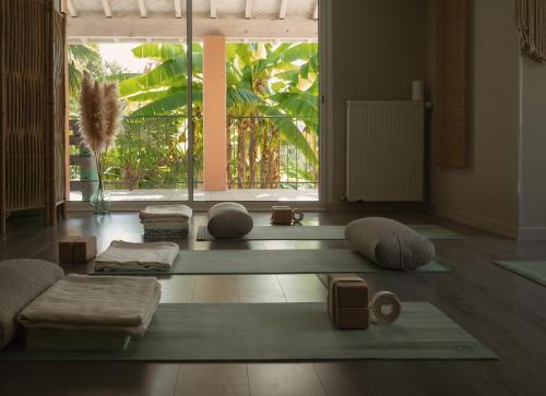 Una habitación con una clase de yoga con una gran ventana en Maison Tournesol en Gan
