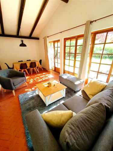 Hermosa Casita de Campo en Pirque في بيركو: غرفة معيشة مع أريكة وطاولة