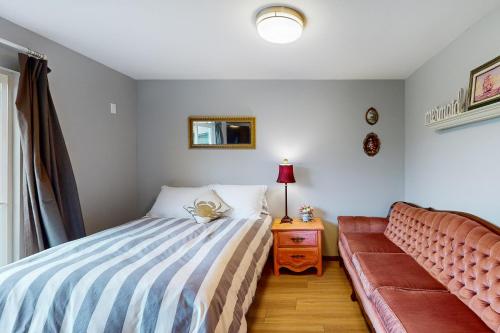 1 dormitorio con 1 cama y 1 sofá en Breakwater Inn - Luark Condo #8 en Grayland