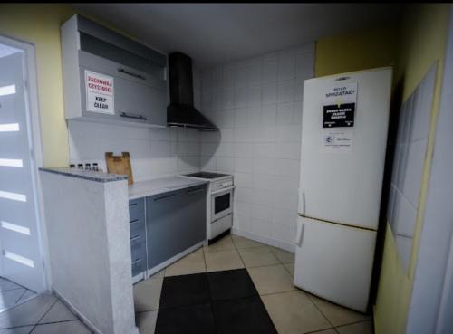 a small kitchen with a refrigerator and a stove at Hotels-Widok Rynek - Centrum &Parking -fak VAT in Kielce
