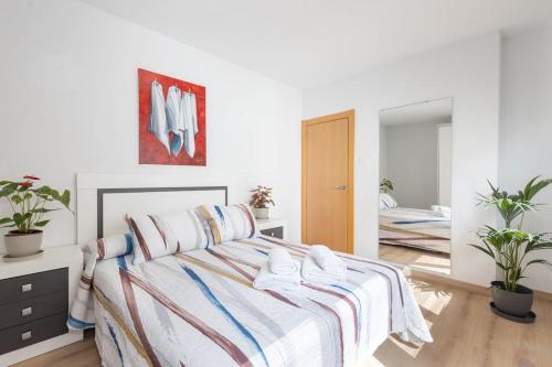 - une chambre avec un lit et des serviettes dans l'établissement Apartamento moderno en pleno centro Granada, à Grenade