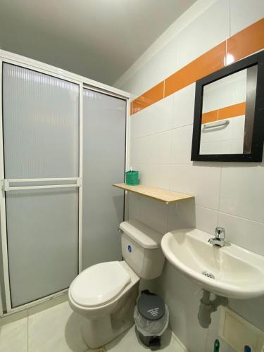 a bathroom with a toilet and a sink and a shower at Apartamento de Lujo Conjunto Marsella Real in Valledupar