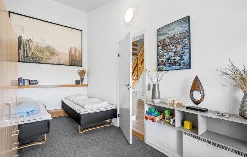 ein Wohnzimmer mit einem Sofa und einem Tisch in der Unterkunft 3 Bedroom Awesome Apartment In Ringkbing in Ringkøbing