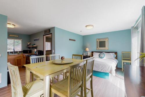 1 dormitorio con 1 cama, mesa y sillas en Breakwater Inn - Crab Pot Condo #3, en Grayland