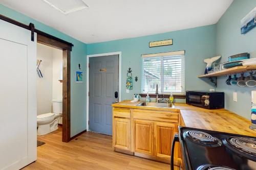 eine Küche mit blauen Wänden, einer Spüle und einem Herd in der Unterkunft Breakwater Inn - Crab Pot Condo #3 in Grayland
