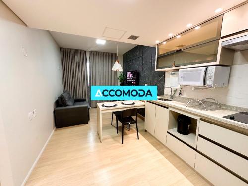 una pequeña cocina con mesa en una habitación en Studio Decorado | 800m Órion Business | St Marista, en Goiânia