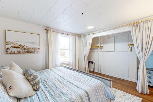Un dormitorio con una cama grande y una ventana en Breakwater Inn - Cranberry Cottage #A, en Grayland