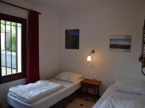 2 camas en una habitación con ventana en Casa L'Estartit, 3 dormitorios, 6 personas - ES-323-82, en L'Estartit