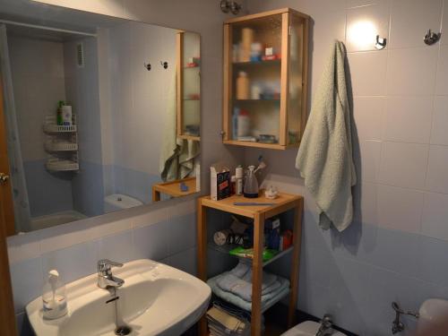 une salle de bain avec un lavabo et un miroir dans l'établissement Nautica - L'Estartit, Centro - ES-323-84, à L'Estartit