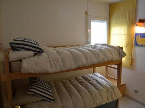 deux lits superposés dans une chambre avec fenêtre dans l'établissement Nautica - L'Estartit, Centro - ES-323-84, à L'Estartit