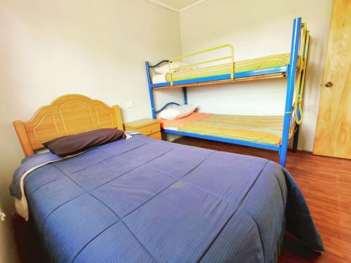 1 Schlafzimmer mit 2 Etagenbetten und einem blauen Bett in der Unterkunft Cabaña en campo in Parral