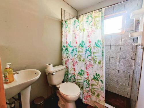 ein Bad mit einem WC und einem Duschvorhang in der Unterkunft Cabaña en campo in Parral