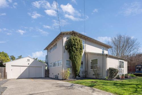 een wit huis met een garage bij Downtown Urban Flat - close to SMART Station in Santa Rosa