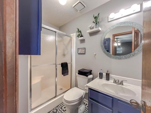 uma casa de banho com um chuveiro, um WC e um lavatório. em New 3 bd 2 bath Hot tub em Omaha