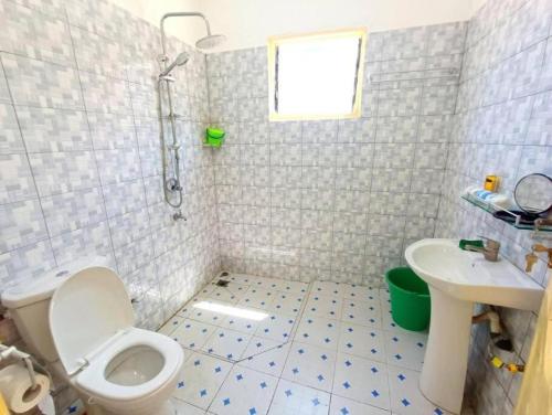 uma casa de banho com um WC e um lavatório em Chic Appart Climatisé Wifi 1er Etage em Lomé